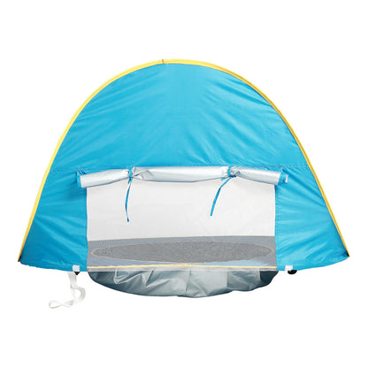 Detaillierte Ansicht eines aufgebauten BeachPool Zeltes in Blau, mit gelben Akzenten. Die Vorderseite des Zeltes ist teilweise offen, wobei weiße Stoffbahnen mit blauen Bändern zurückgebunden sind, um einen Einblick ins Innere zu ermöglichen, wo ein feinmaschiges Netz sichtbar ist, das Schutz vor Insekten bietet.