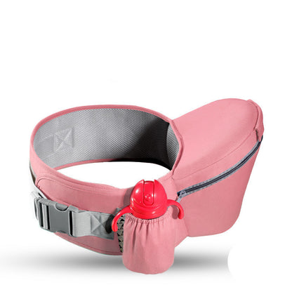 Eine Hüftstütze in rosa mit einem grauen, verstellbaren Gurt und einer großen roten Schnalle. Die Stütze ist ergonomisch geformt, um den Rücken zu entlasten und das Tragen von Kindern zu erleichtern. Sie verfügt über ein kleines, magentarotes Aufbewahrungssäckchen, das an der Schnalle befestigt ist, ideal für die Aufbewahrung kleiner Gegenstände.