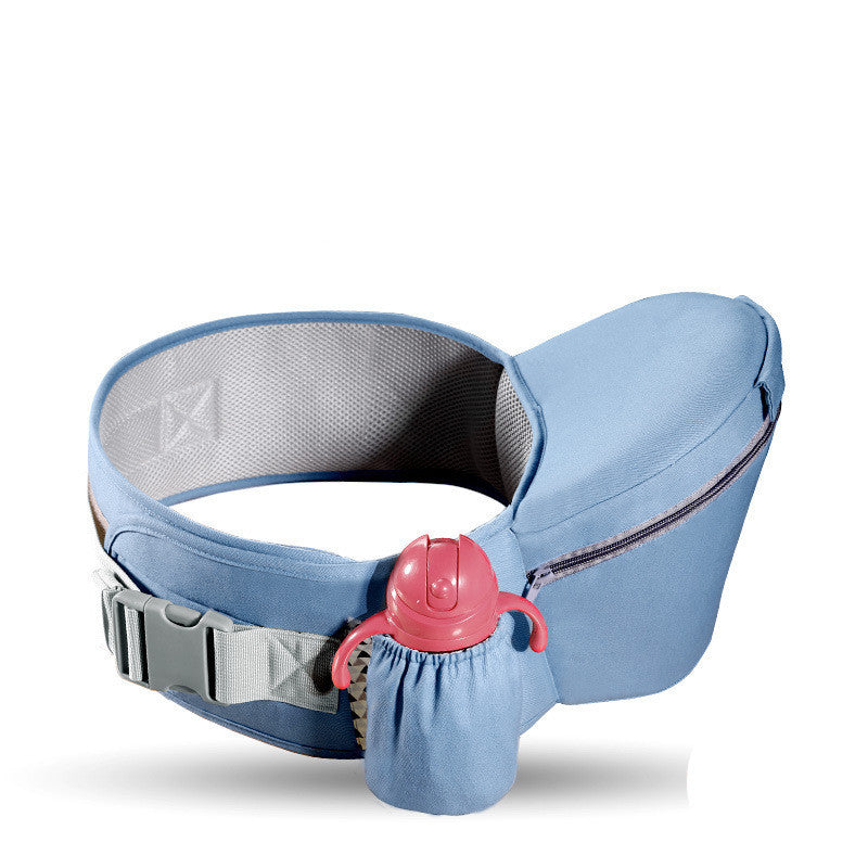 Eine einzelne blaue Hüftstütze mit einem verstellbaren grauen Gurt und einer großen, roten Schnalle. Die Stütze verfügt über ein kleines Aufbewahrungssäckchen, das an der Schnalle befestigt ist, und ist aus atmungsaktivem Material gefertigt.