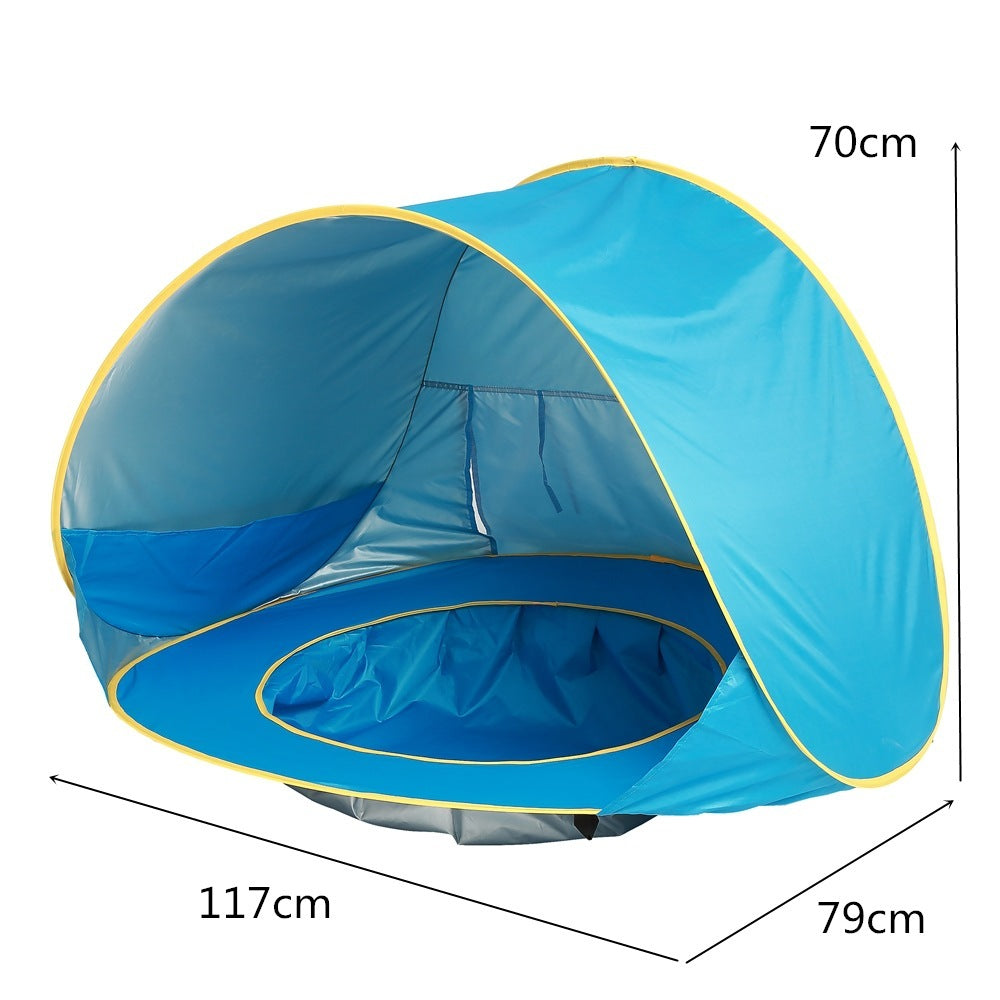 Aufgestelltes BeachPool Zelt in Blau mit gelben Akzenten und Abmessungen: 117 cm Länge, 79 cm Breite und 70 cm Höhe. Das Bild zeigt das geräumige Innere des Zeltes und seine strukturellen Details, inklusive einer Netzfensterabdeckung für Belüftung.