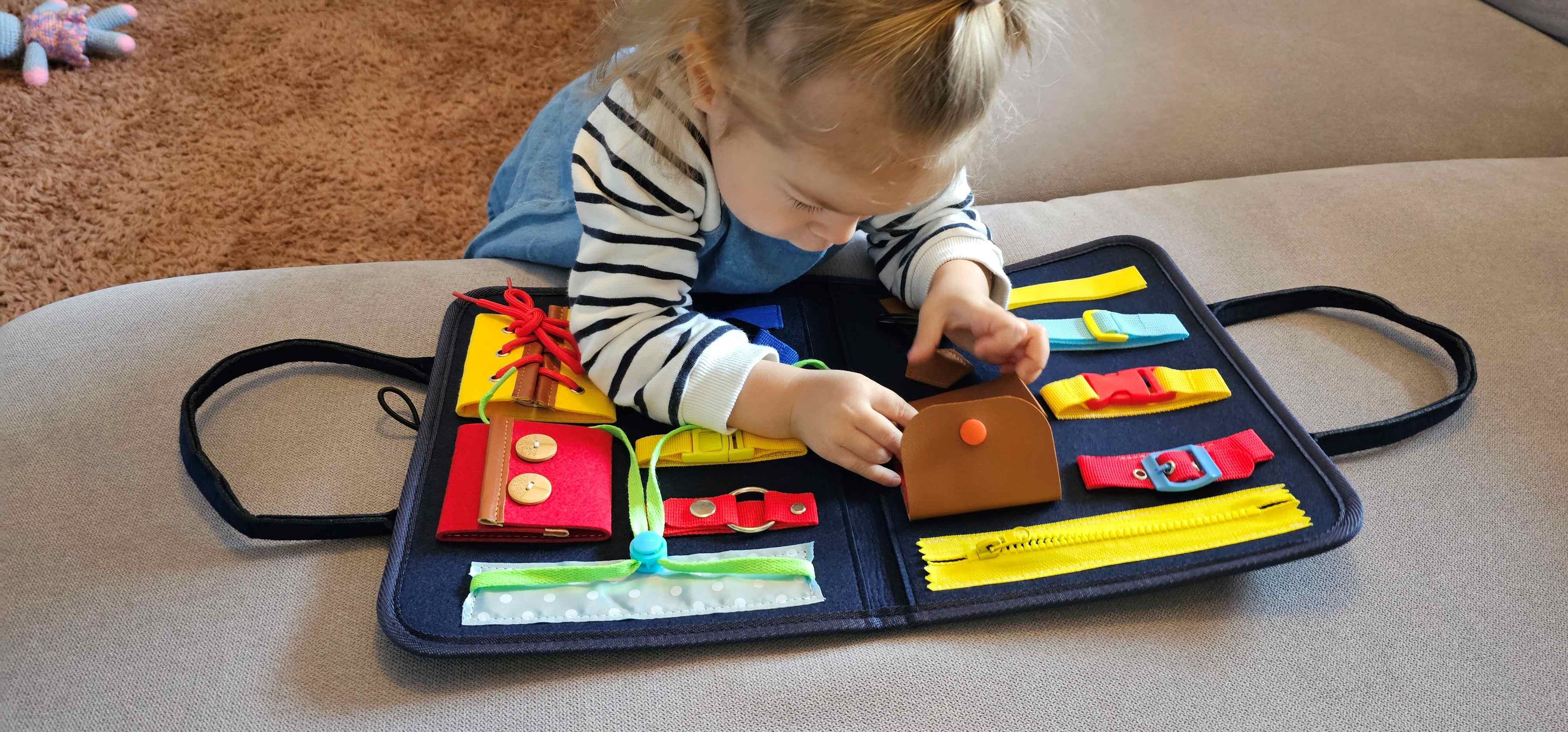 Kleines Mädchen mit einem Montessori Lernspielzeug