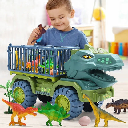 Ein fröhliches Kind spielt mit einem Dinosaurier-Spielzeugset, bestehend aus einem grün-grauen Dinosaurier-Truck und verschiedenen farbenfrohen Dinosaurierfiguren. Ein Velociraptor und ein Stegosaurus stehen vor dem Truck, während der Junge eine Tyrannosaurus-Rex-Figur in der Hand hält. Ein Dinosaurierei und eine Plastikpflanze vervollständigen die Szene