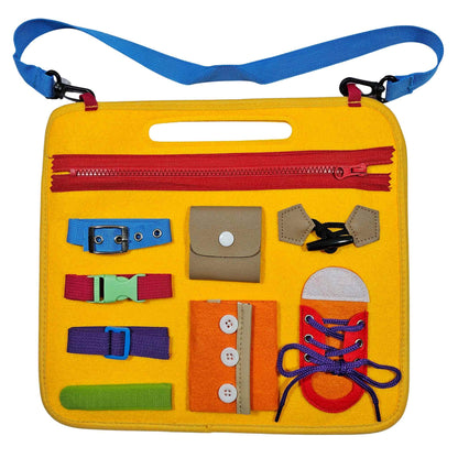 Eine gelbe sensorische Lerntafel mit verschiedenen Elementen wie Reißverschlüssen, Schnallen und Knöpfen, entworfen um Kindern praktische Fertigkeiten spielerisch näherzubringen.